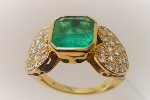 COLOMBIA EMERALD GOLD RING 18ct yellow gold weight 8.70 with natural 4.30ct colombia emerald and 1.35ct diamonds G/F vs. 