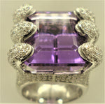 Amethyst ring set with 6 snake mouths filled with brilliants viewed from the front